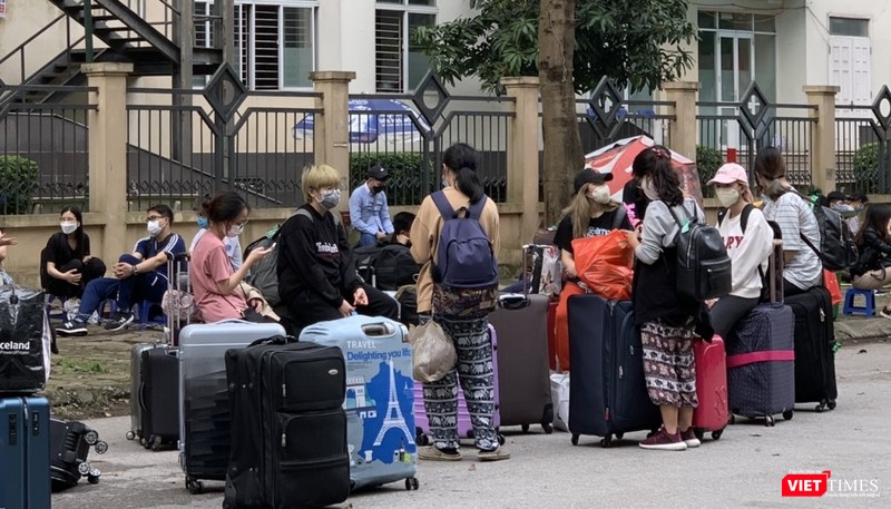 Đoàn người ở nước ngoài nhập cảnh Việt Nam được đưa về khu cách ly tại Pháp Vân - Tứ Hiệp (Hà Nội). Ảnh: Anh Lê