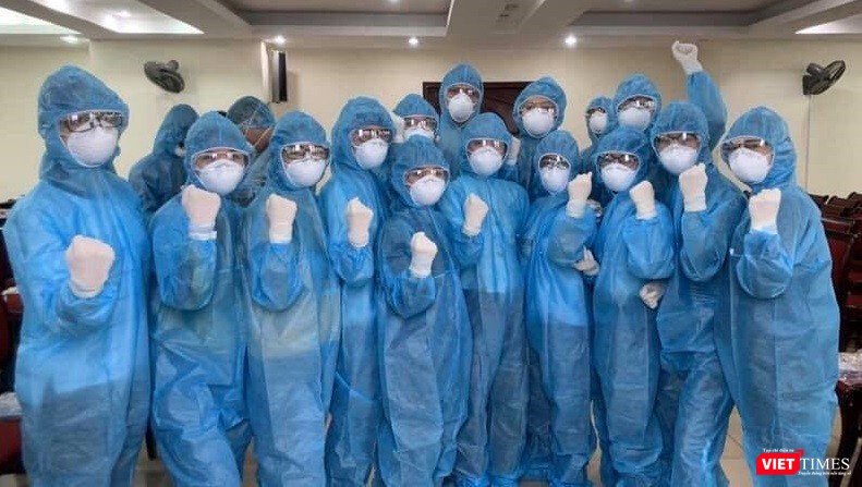 Các sinh viên Trường Đại học Y Hà Nội tham gia chống dịch COVID-19. Ảnh: Nam Khánh Các sinh viên Trường Đại học Y Hà Nội tham gia chống dịch COVID-19. Ảnh: Nam Khánh