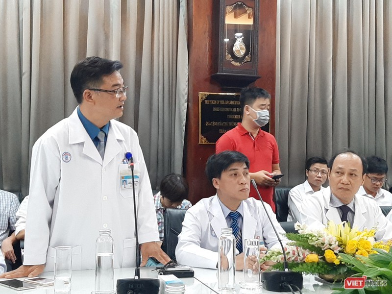 TS.BS. Lê Quốc Hùng (người đứng) - Trưởng khoa Bệnh Nhiệt đới (Bệnh viện Chợ Rẫy). Ảnh: NT. TS.BS. Lê Quốc Hùng (người đứng) - Trưởng khoa Bệnh Nhiệt đới (Bệnh viện Chợ Rẫy). Ảnh: NT.