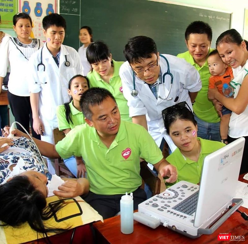 Bác sĩ Nguyễn Lân Hiếu trong một buổi khám sàng lọc. Ảnh: NVCC. Bác sĩ Nguyễn Lân Hiếu