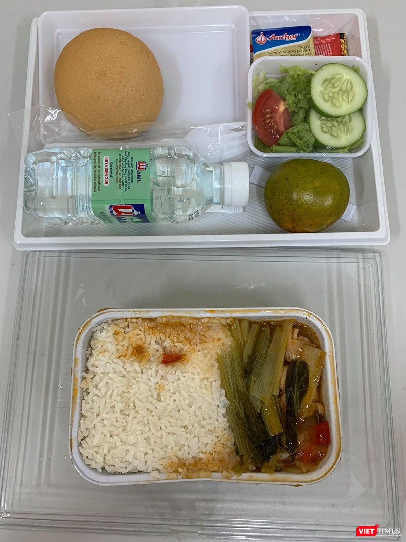 Một suất ăn của người cách ly y tế tập trung tại khu vực Pháp Vân - Tứ Hiệp. Ảnh: Anh Lê. Một suất ăn của người cách ly y tế tập trung tại khu vực Pháp Vân - Tứ Hiệp. Ảnh: Anh Lê.