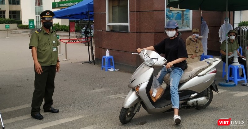 Bệnh nhân Bệnh viện Bạch Mai và người nhà được yêu cầu nội bất xuất, ngoại bất nhập. Hình ảnh chụp trưa nay: Bảo vệ ngăn người nhà đưa đồ ăn trưa cho bệnh nhân đang điều trị tại Bệnh viện.