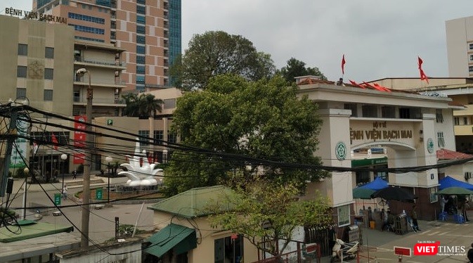 Bệnh viện Bạch Mai đang được coi là ổ dịch lây nhiễm cộng đồng. Ảnh chụp vào thời điểm bệnh viện đã được phong tỏa.