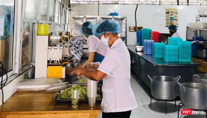 Nhân viên nhà ăn tại Bệnh viện Nội tiết TW.