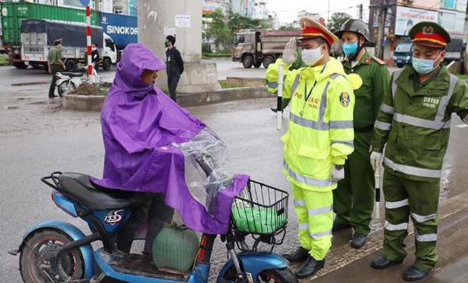 Khẩn cấp yêu cầu thực hiện nghiêm giãn cách xã hội ảnh 3 "Khi chưa ban bố tình trạng khẩn cấp, việc phạt người ra đường là chưa phù hợp"