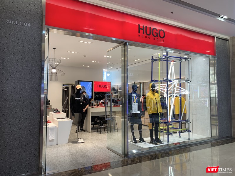 Gian hàng thời trang Hugo Boss đã mở lại vài ngày gần đây nhưng vẫn hết sức đìu hiu.