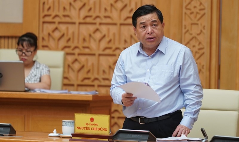 Bộ trưởng Bộ Kế hoạch và Đầu tư Nguyễn Chí Dũng phát biểu tại phiên họp. Về đầu tư công, tiếp tục rà soát các quy định về ngân sách, đầu tư, xây dựng, tháo gỡ kịp thời các rào cản khó khăn, vướng mắc, tạo điều kiện thuận lợi đẩy nhanh tiến độ thực hiện, giải ngân và nâng cao hiệu quả các dự án đầu tư công… “Phân công lãnh đạo chịu trách nhiệm theo dõi tiến độ thực hiện từng dự án, lập kế hoạch giải ngân của từng dự án, đôn đốc, kịp thời tháo gỡ khó khăn cho từng dự án. Kết quả giải ngân của từng dự án được phân công theo dõi là căn cứ chủ yếu để đánh giá mức độ hoàn thành nhiệm vụ năm 2020. Trường hợp không hoàn thành kế hoạch giải ngân theo tiến độ đề ra, kiểm điểm trách nhiệm của tập thể, người đứng đầu, cá nhân liên quan; trường hợp kết quả giải ngân năm 2020 đạt dưới 100% thì không xét thi đua hoàn thành tốt nhiệm vụ và cho người đứng đầu, chủ đầu tư dự án và các cá nhân liên quan năm 2020”, dự thảo Nghị quyết nêu rõ.