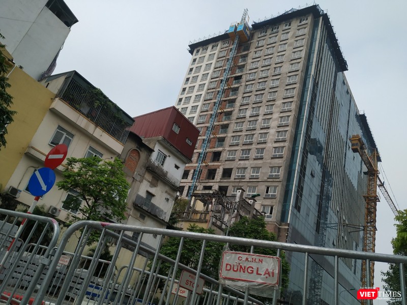 Công trình 8B Lê Trực (Ba Đình - Hà Nội) kéo dài gần 10 năm, trong đó, có gần 5 năm phát hiện sai phạm nhưng phải đến nay, TP. Hà Nội mới ráo riết xử lý. Ảnh: Anh Lê.
