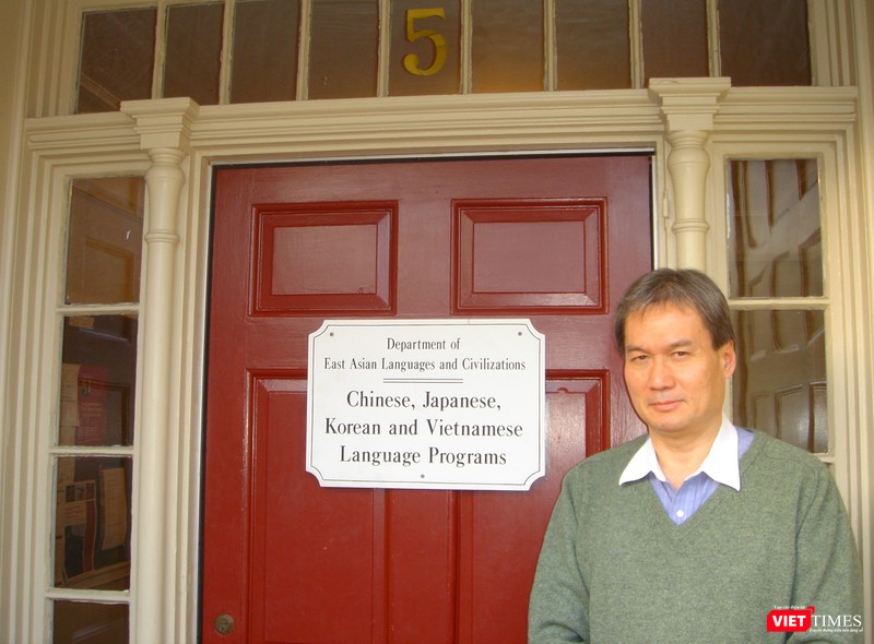 Ảnh chụp trước khu nhà các chương trình dậy tiếng, có tấm biển ghi bốn thứ tiếng theo trình tự ABC. (Ảnh: NVCC)