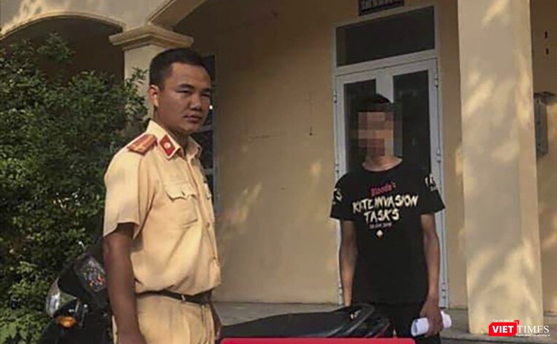 Nam thanh niên tại cơ quan công an (Ảnh An Bình)