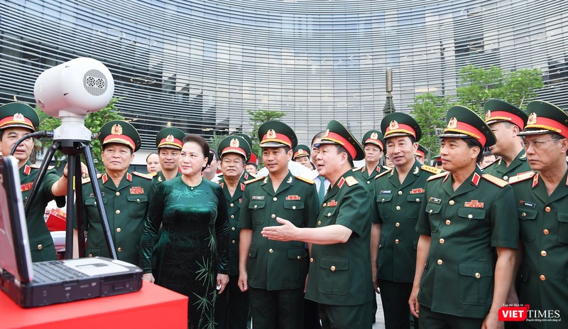 Làm việc tại Viettel, Chủ tịch Quốc hội nhấn mạnh, Viettel cần tiếp tục chú trọng hoạt động nghiên cứu sản xuất, đặt nền móng cho việc nước ta có thể làm chủ trang bị, vũ khí công nghệ cao.