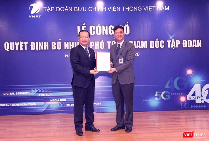 Ông Nguyễn Nam Long (bên phải), Tổng Giám đốc VNPT-VinaPhone nhận quyết định bổ nhiệm làm Phó Tổng Giám đốc VNPT