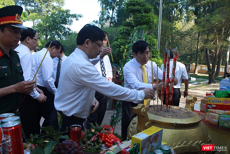 : Lãnh đạo Tổng công ty Bưu điện Việt Nam đang hương tưởng niệm các anh hùng, liệt sỹ ngành: 