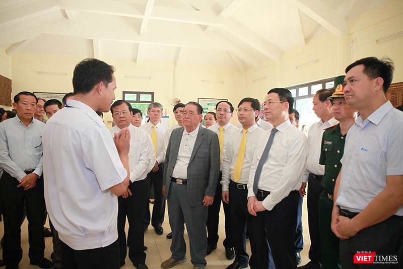 Các đại biểu tham quan Nhà Truyền thống Khu căn cứ Ban Giao bưu vận và Ban Thông tin liên lạc Trung ương Cục miền Nam