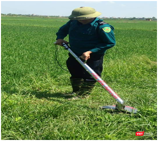 Anh Nguyễn Thế Thư và chiếc máy cắt cỏ bằng tay thân thiện với môi trường