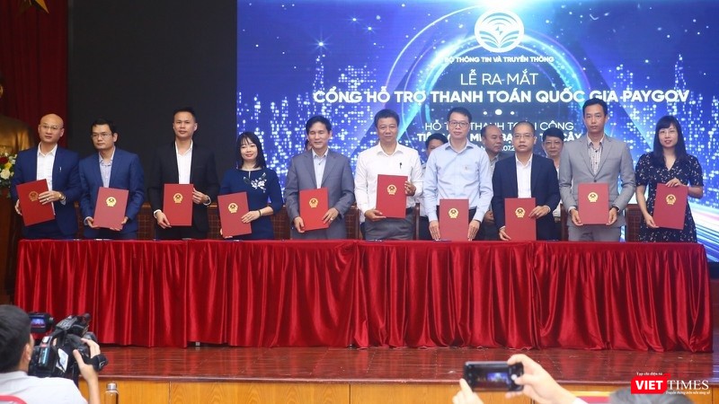 Các Trung gian thanh toán khác đang thực hiện nghi thức ký kết Thỏa thuận hợp tác. Ảnh: H.Phương