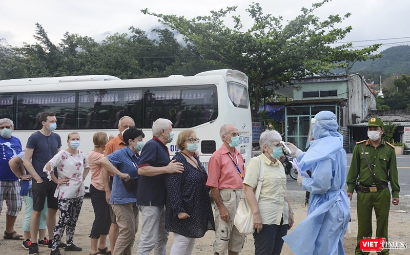 Xét nghiệm Real time-PCR toàn bộ chuyên gia trước khi nhập cảnh ảnh 1 Ứng phó dịch COVID-19: Người đi tàu xe phải khai báo y tế điện tử bắt buộc