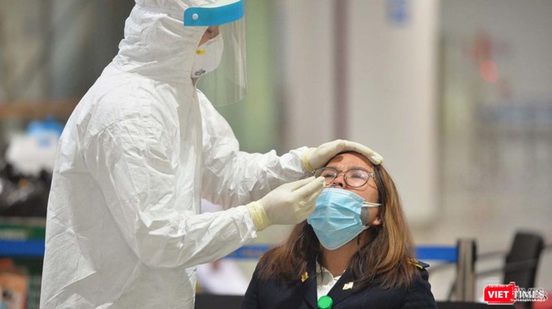 Xét nghiệm gộp COVID-19 là biện pháp giảm tải gánh nặng cho ngành y tế, đẩy nhanh tốc độ xét nghiệm sàng lọc phát hiện các ca nhiễm COVID-19 trong cộng đồng. Ảnh minh họa.