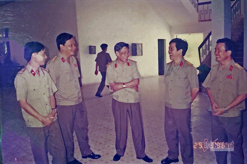 Chủ nhiệm Tổng cục Chính trị - Thượng tướng Lê Khả Phiêu trong giờ giải lao tại Đại hội đại biểu Đảng bộ Quân đoàn 4. Ảnh: Vietnamnet.