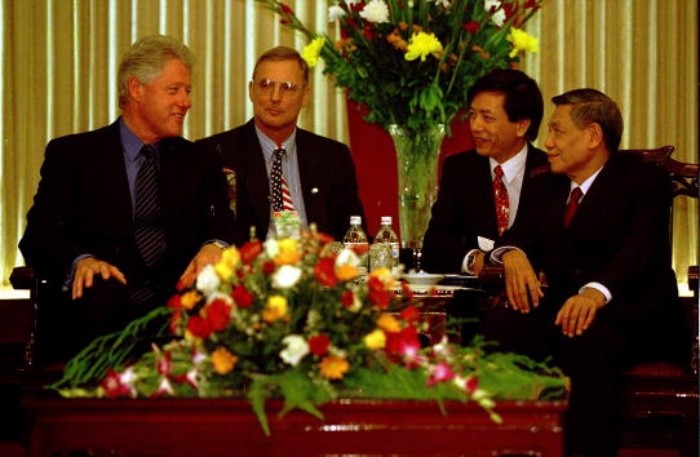 Tổng thống Bill Clinton hội kiến Tổng bí thư Lê Khả Phiêu tại Trụ sở Trung ương Đảng trong khuôn khổ chuyến thăm chính thức Việt Nam lần đầu tiên của người đứng đầu Chính phủ Hoa Kỳ kể từ khi chiến tranh kết thúc, mở ra một chương mới trong quan hệ hai nước - tháng 11/2000. Ảnh: Getty