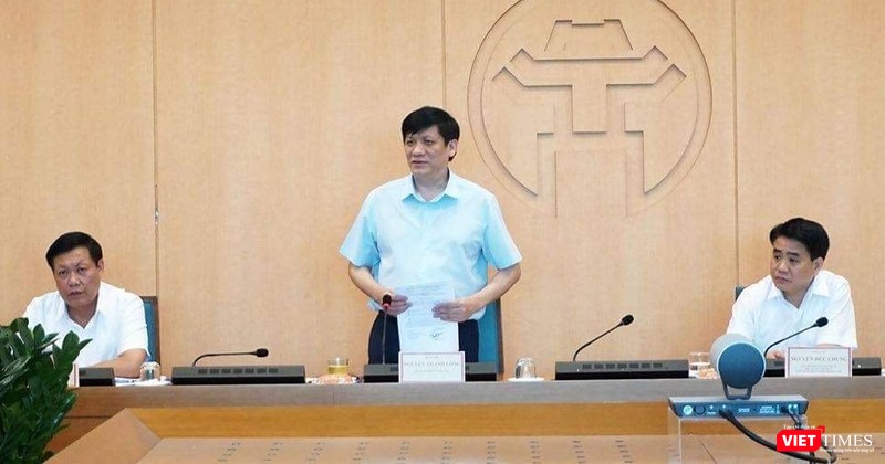 Quyền Bộ trưởng Bộ Y tế Nguyễn Thanh Long trao đổi tại cuộc họp.