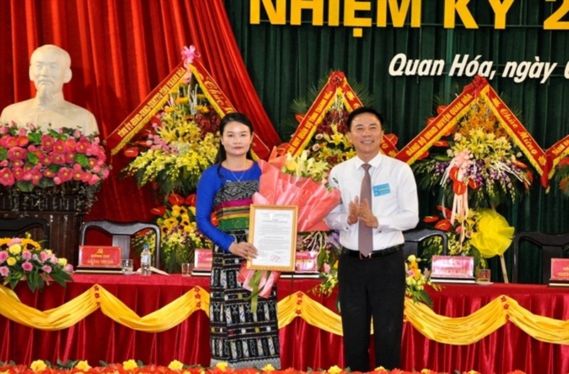 Ông Đỗ Minh Tuấn - Phó Bí thư Tỉnh ủy, trao quyết định và tặng hoa chúc mừng tân Bí thư Huyện ủy Mường Lát Hà Văn Ca.   Ảnh: Quốc Hương