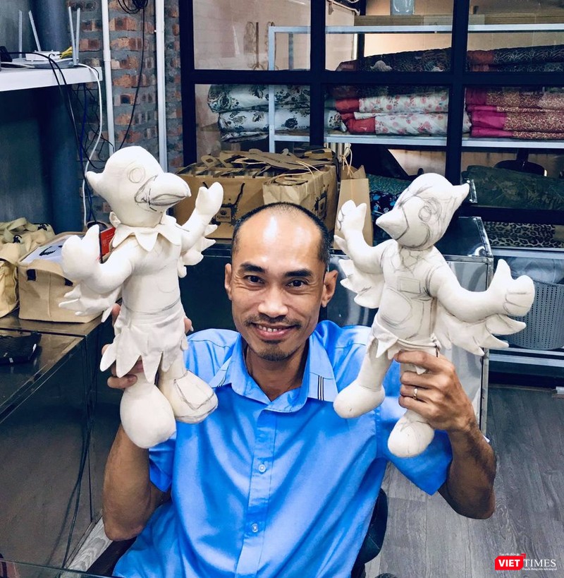 Anh Phạm Việt Hoài - Chủ tịch HĐQT Công ty Kym Việt - và các sản phẩm đang hoàn thiện.