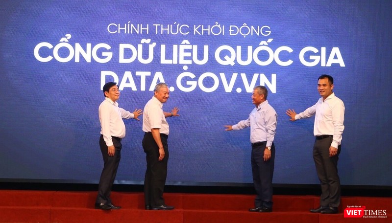 Thứ trưởng Nguyễn Thành Hưng và các đại biểu chính thức khởi động Cổng dữ liệu quốc gia data.gov.vn. 