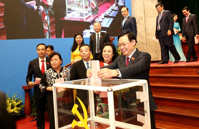 Đại biểu bỏ phiếu bầu Ban Chấp hành Đảng bộ thành phố Hà Nội khóa XVII. Ảnh: UBND TP. Hà Nội.