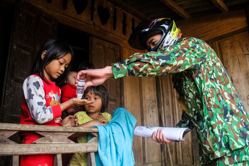 Hướng dẫn trẻ em vùng cao rửa tay sát trùng Hướng dẫn trẻ em vùng cao rửa tay sát trùng