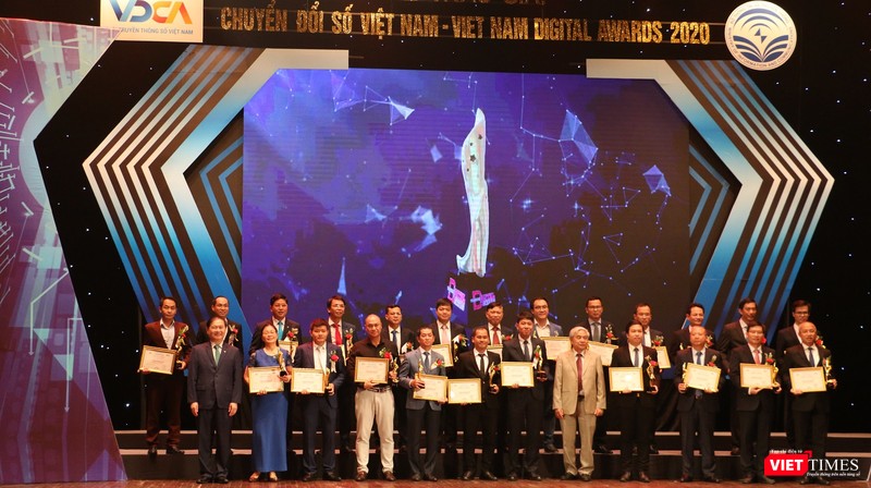 Đại diện các cơ quan nhà nước, doanh nghiệp chuyển đổi số xuất sắc nhận Cúp và Chứng nhận từ TS. Phan Xuân Dũng – Chủ nhiệm Ủy ban Khoa học, Công nghệ và Môi trường của Quốc hội và TS. Nguyễn Quân – Nguyên Bộ Trưởng Khoa học & Công nghệ, Chủ tịch Hội đồng Chung khảo Giải thưởng Chuyển đổi số Việt Nam 2020.