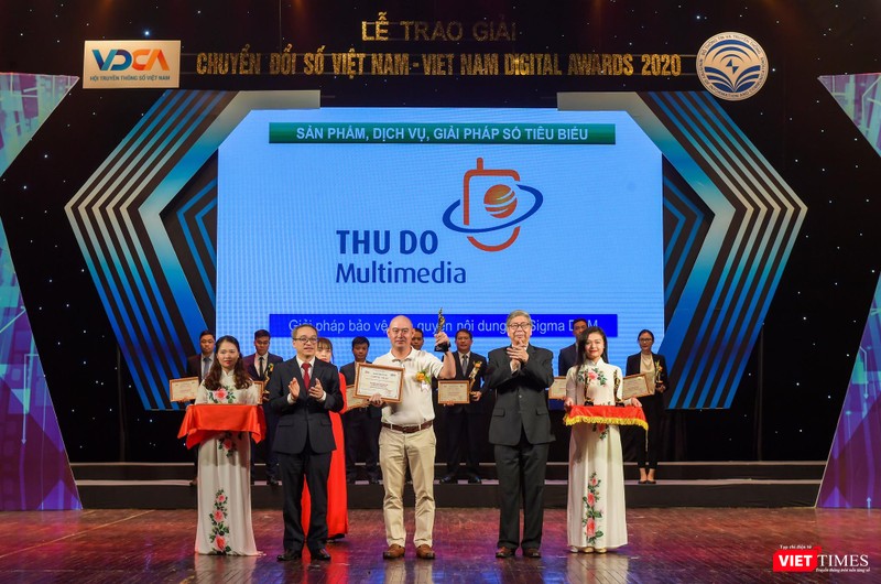 Ông Nguyễn Hữu Hoan - Phó Tổng Giám đốc Thudo Multimedia lên nhận giải thưởng tại lễ trao giải Chuyển đổi số Việt Nam năm 2020.