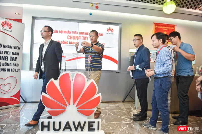 Toàn bộ nhân viên Huawei tham gia quyên góp ủng hộ đồng bào miền Trung vượt qua bão lũ. Toàn bộ nhân viên Huawei tham gia quyên góp ủng hộ đồng bào miền Trung vượt qua bão lũ.