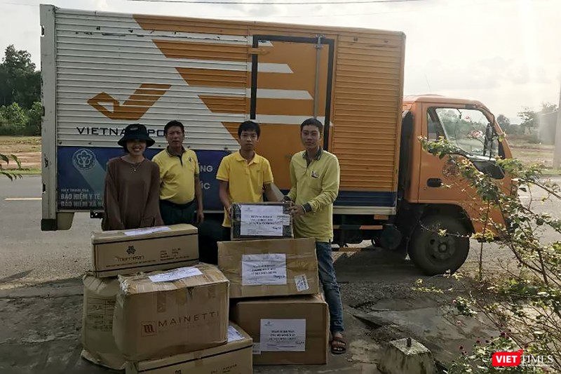 Cán bộ Vietam Post chuyển phát hàng cứu trợ cho đồng bào vùng lũ. Cán bộ Vietam Post chuyển phát hàng cứu trợ cho đồng bào vùng lũ.