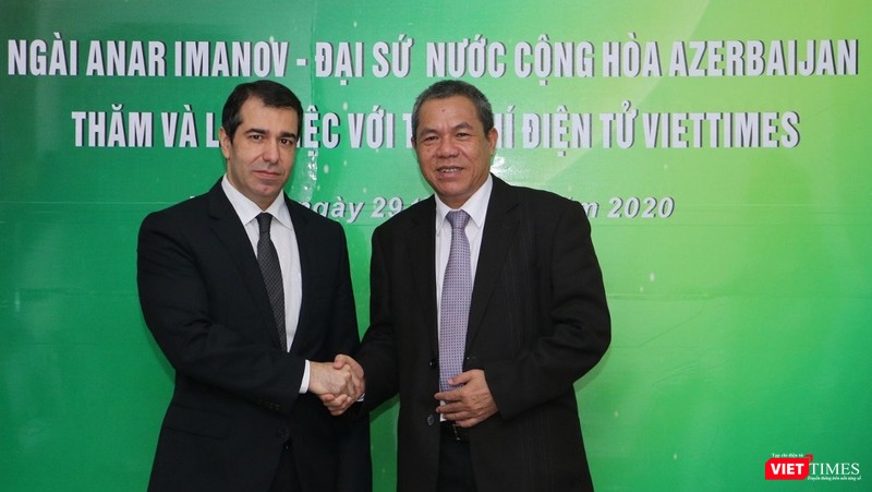 Đại sứ Anar Imanov (trái) và ông Lê Thọ Bình tại buổi tiếp đoàn Đại sứ Cộng hòa Azerbaijan tại Việt Nam. (Ảnh: Đăng Khoa)