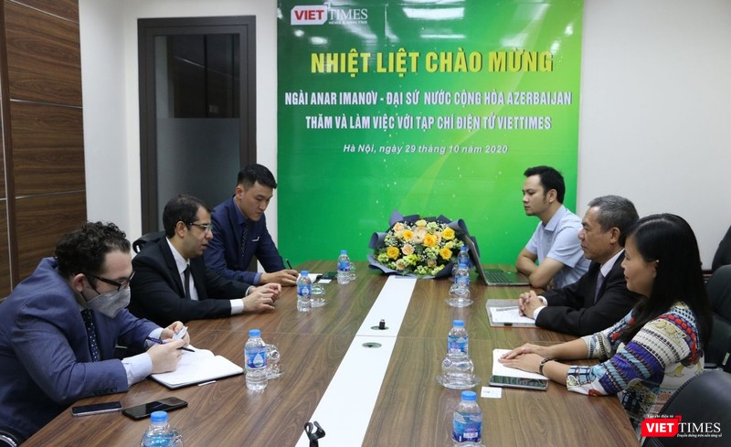 Đại diện Đại sứ quán Azerbaijan và VietTimes đã trao đổi về tình hình thời sự của hai đất nước. (Ảnh: Đăng Khoa)