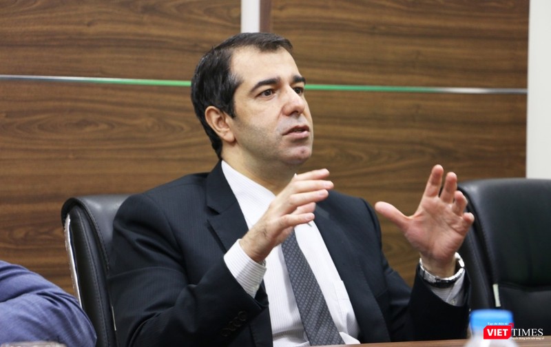 Đại sứ Anar Imanov đánh giá cao VietTimes về những bài viết chính xác, những hiểu biết đúng đắn của Ban biên tập về Azerbaijan. (Ảnh: Đăng Khoa)