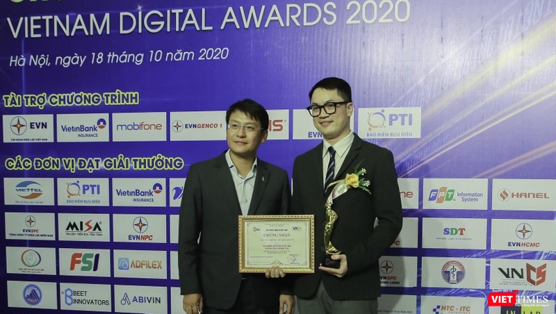 Ông Vũ Kiêm Văn (trái) đại diện Ban tổ chức giải thưởng Chuyển đổi số Việt Nam 2020 chụp ảnh lưu niệm, chia vui cùng đại diện HTC-ITC Ông Vũ Kiêm Văn (trái) đại diện Ban tổ chức giải thưởng Chuyển đổi số Việt Nam 2020 chụp ảnh lưu niệm, chia vui cùng đại diện HTC-ITC