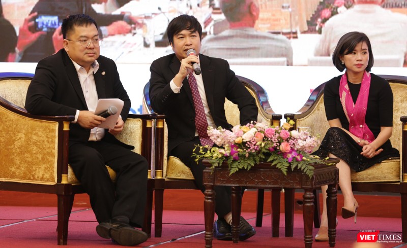 Ông Nguyễn Hoàng Long - Phó Tổng Giám đốc Viettel Post (người ngồi giữa).