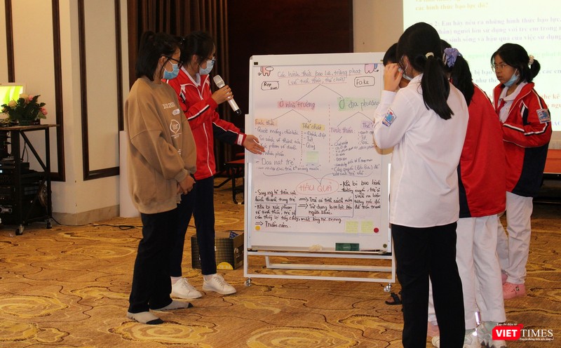 Các em học sinh say mê làm bài tập nhóm và trình bày quan điểm cá nhân.