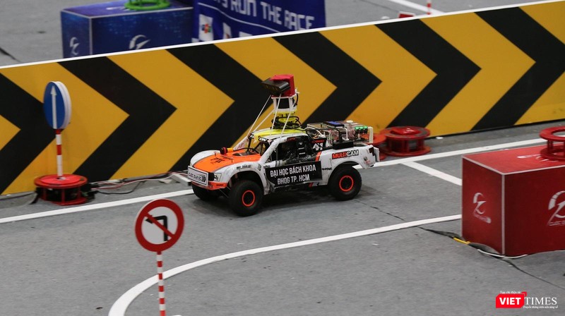 Mô hình xe tự hành có thể đạt vận tốc 50km/h, kích thước bằng 1/7 chiếc ô tô thật.