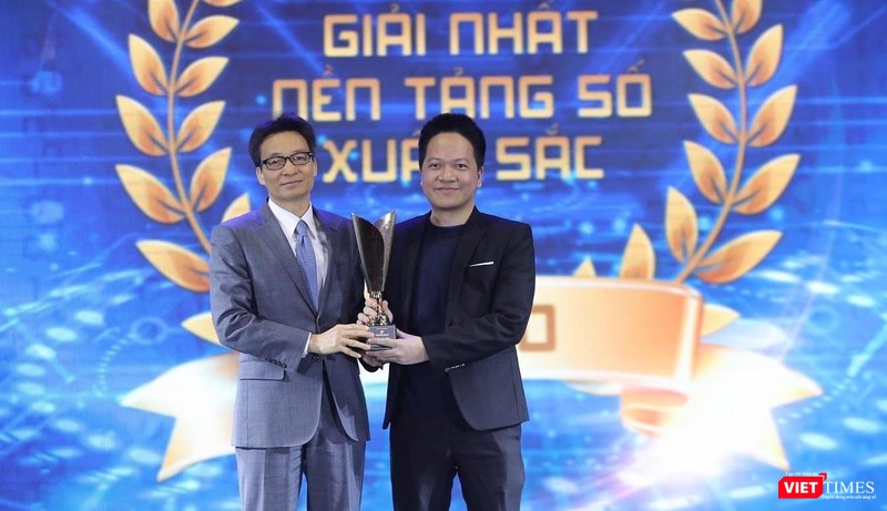 Phó Thủ tướng Vũ Đức Đam trao giải Nhất nền tảng số xuất sắc nhất cho ông Phạm Kim Hùng - CEO Base.vn.