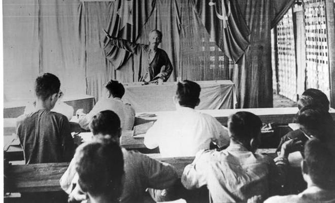 Chủ tịch Hồ Chí Minh nói chuyện tại buổi khai mạc lớp Chỉnh huấn cán bộ dân, chính, Đảng các cơ quan T.Ư, tại Việt Bắc năm 1953. Ảnh tư liệu. Chủ tịch Hồ Chí Minh nói chuyện tại buổi khai mạc lớp Chỉnh huấn cán bộ dân, chính, Đảng các cơ quan T.Ư, tại Việt Bắc năm 1953. Ảnh tư liệu.