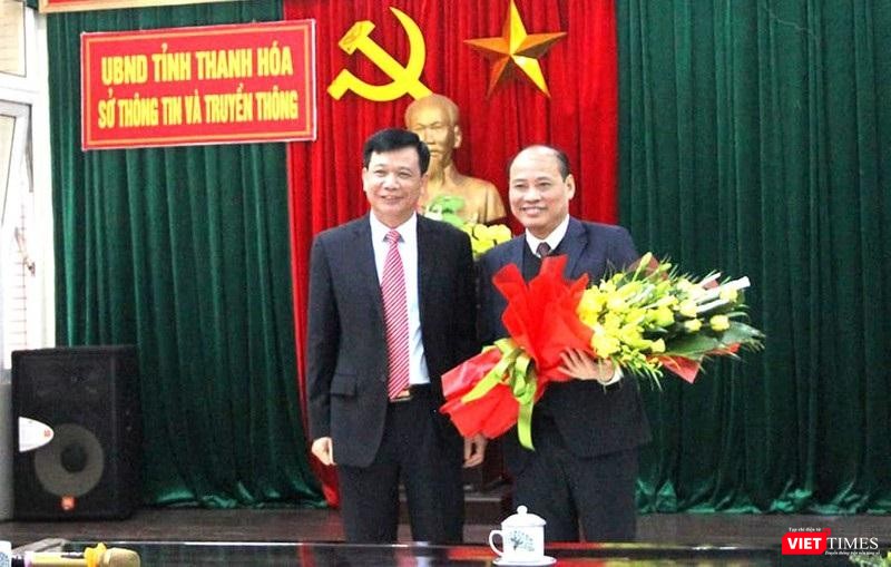Giám đốc Sở TT&amp;TT Thanh Hóa Đỗ Hữu Quyết tặng hoa chúc mừng ông Lê Văn Nam - Tổng biên tập Báo Văn hóa- Đời sống - được bổ nhiệm giữ chức Phó Giám đốc Sở TT&amp;TT.