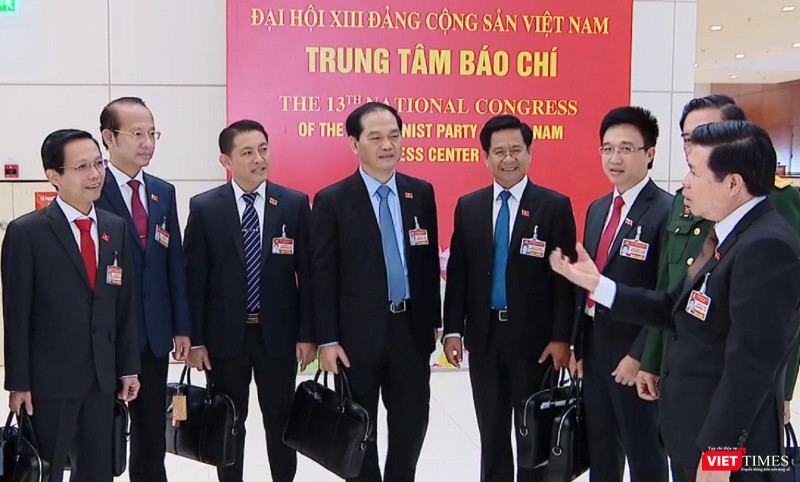 Các Đại biểu khẳng định sẽ sáng suốt lựa chọn các đồng chí tham gia vào Ban Chấp hành Trung ương Đảng khóa XIII đủ đức, đủ tài để cùng Đảng ta quyết tâm xây dựng đất nước ta ngày càng phồn vinh, phát triển.