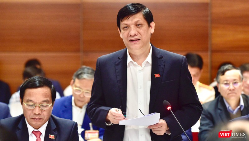 GS.TS Nguyễn Thanh Long chủ trì cuộc họp khẩn về chống dịch COVID-19 ngay tại nơi diễn ra Đại hội Đảng XIII. Ảnh; Cao Tuân