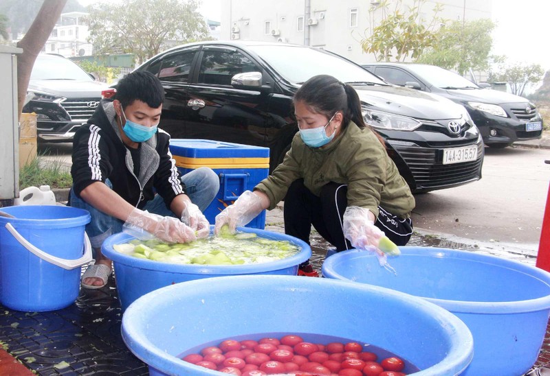 Thực phẩm hàng ngày được rửa sạch sẽ trước khi mang đi chế biến thành món ăn.
