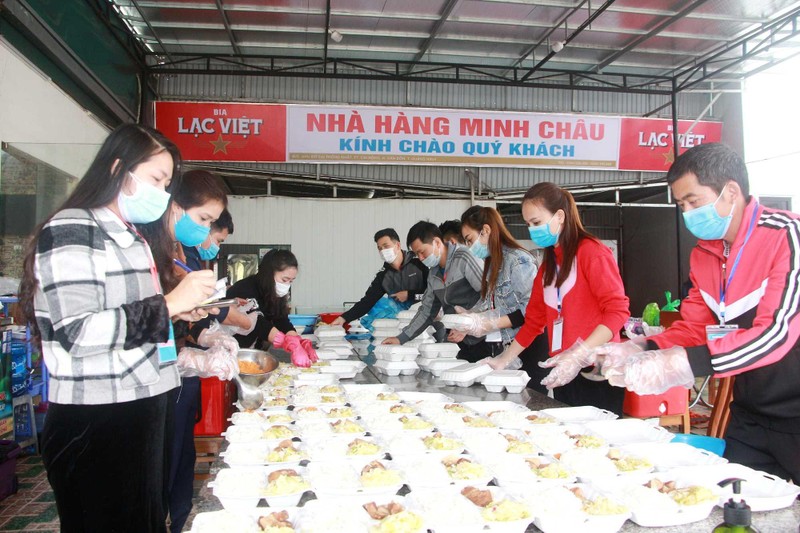 Tổ hậu cần có gần 30 cán bộ cơ quan Văn phòng UBND huyện, giáo viên các trường học và nhân viên Nhà hàng Minh Châu.