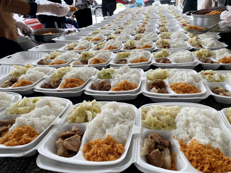 Các suất ăn được đóng trong hộp xốp, đầy đủ cơm, rau xanh, canh, thịt, cá… và được thay đổi thực đơn theo ngày.