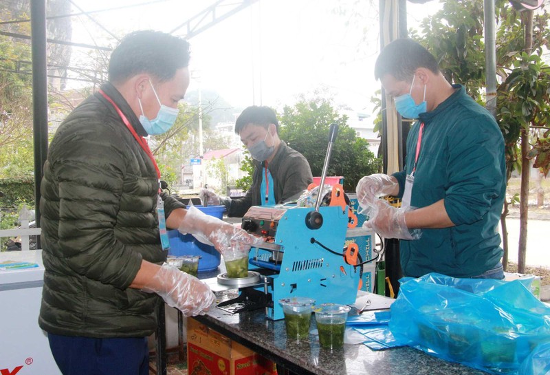 Nước canh được đóng cẩn thận trong các hộp nhựa, đóng kín đảm bảo an toàn thực phẩm.